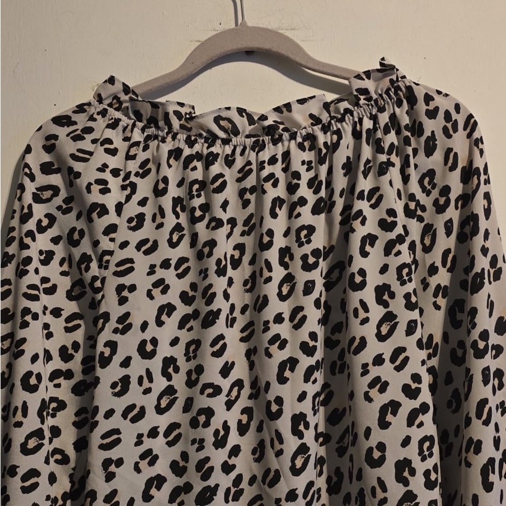 Elegant Black and White Leopard Blouse with Lace Trim - Picture 13 of 15